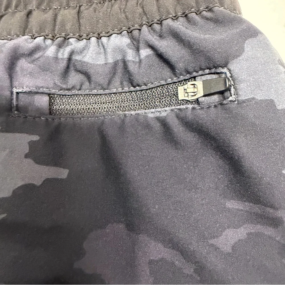 Vuori Women's Dark Camo Athletic Shorts sz medium